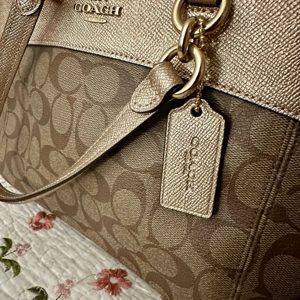 “👜‎ COACH Metallic Gold Signature Bag ✨ Luxury Chic & Classic Style 💫”